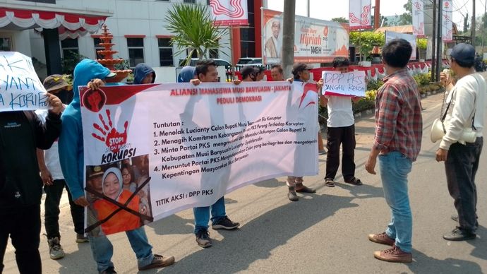 Mahasiswa saat berunjuk rasa di depan kantor DPP PKS, Jakarta. 