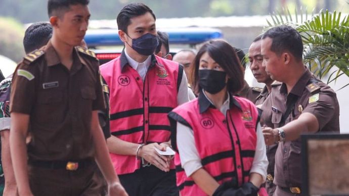 Dua tersangka kasus dugaan korupsi di PT Timah Harvey Moeis (kedua kiri) dan Helena Lim (kedua kanan) berjalan memasuki gedung saat pelimpahan tahap dua di Kejaksaan Negeri Jakarta Selatan, Jakarta, Senin (22/7/2024).