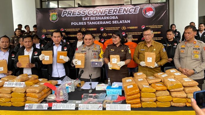 Konferensi pers Polres Tangerang Selatan terkait pengungkapan pabrik kue ganja. 