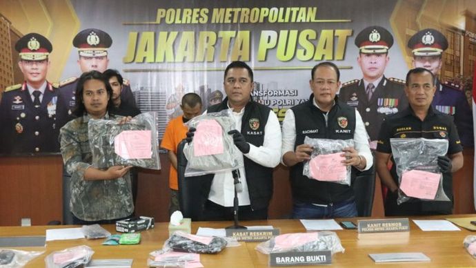 Kasat Reskrim Polres Metro Jakarta Pusat, Ajun Komisaris Besar Polisi (AKBP) Chandra Mata Rohansyah (dua dari kiri) di Polres Metro Jakarta Pusat, Selasa (20/8/2024).