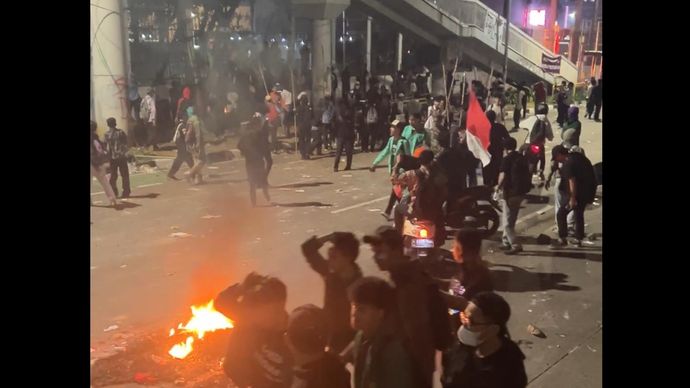 Massa pengunjuk rasa masih bertahan di depan Gedung DPR RI hingga malam hari. 