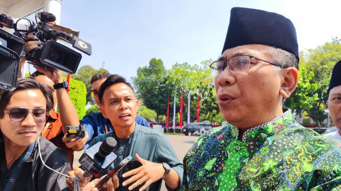 Ketua Umum Pengurus Besar Nahdlatul Ulama (PBNU) Yahya Cholil Staquf tiba di Istana Kepresidenan, Jakarta, Kamis (22/8/2024).