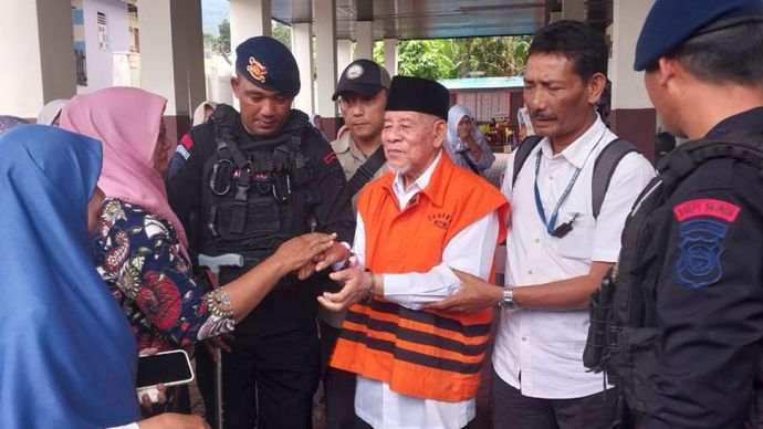 Mantan Gubernur Maluku Utara Abdul Gani Kasuba menggunakan rompi oranye dan tangannya diborgol sempat ditemui sanak keluarga usai mengikuti sidang dengan agenda tuntutan JPU KPK di Pengadilan Negeri Ternate, Kamis (22/8/2024).