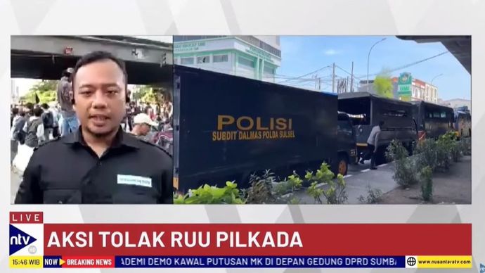 Ribuan massa dari berbagai aliansi mahasiswa dan masyarakat sipil berkumpul di bawah jembatan flyover, Jalan Urip Sumoharjo, Kota Makassar, Sulawesi Selatan (Sulsel), Kamis (22/8/2024), menjelang sore. 