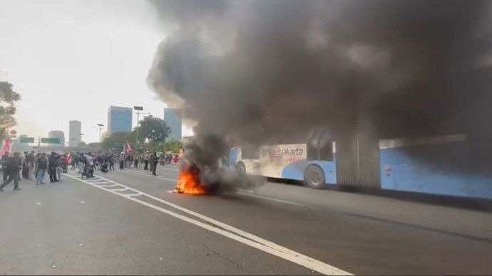 Massa Bakar Ban di Jalan Tol Dalam Kota <b>(Reporter: Deddy Setiawan)</b>