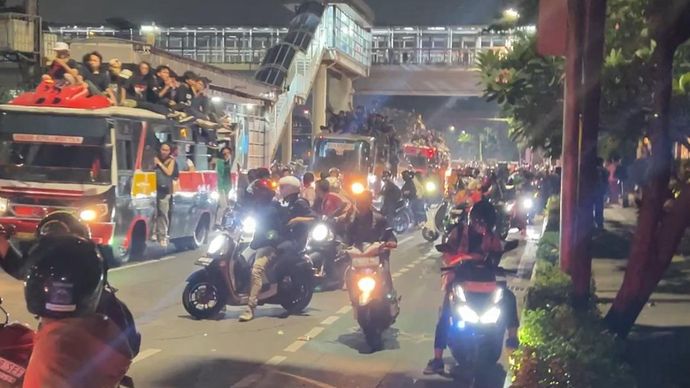 Massa pendemo di depan Gedung DPR berhasil dibubarkan polisi. 