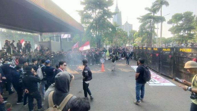 Polisi mendirikan barikade besi usai massa RUU Pilkada 2024 yang berada di belakang gedung DPR RI merobohkan salah satu gerbang di Gerbang Pancasila, Jalan Glora, Jakarta Pusat, Kamis sore (22/8/2024).