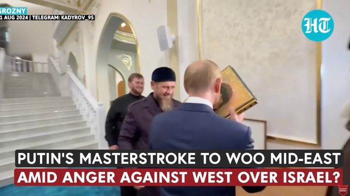 Presiden Rusia Vladimir Putin mencium Alquran di Masjid Nabi Isa, Grozny, Chechnya.