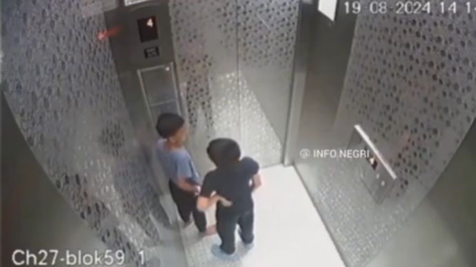 Dua anak laki-laki terjebak di dalam lift apartemen selama lebih dari 10 jam.