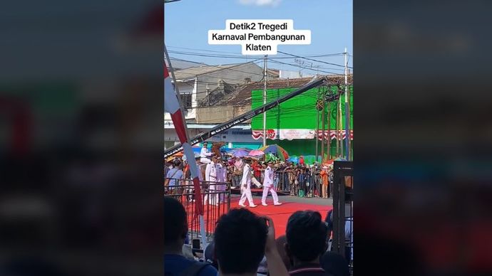 seorang kepala desa (kades) pingsan setelah terjatuh dari kuda saat karnaval di Kabupaten Klaten, Jawa Tengah.