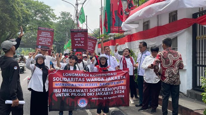 Masyarakat yang tergabung Solidaritas Warga Jakarta (SWJ) beri dukungan hasil keputusan Ketua Umum PDI Perjuangan Megawati Soekarno Putri (Ntvnews.id-Muslimin Trisyuliono).