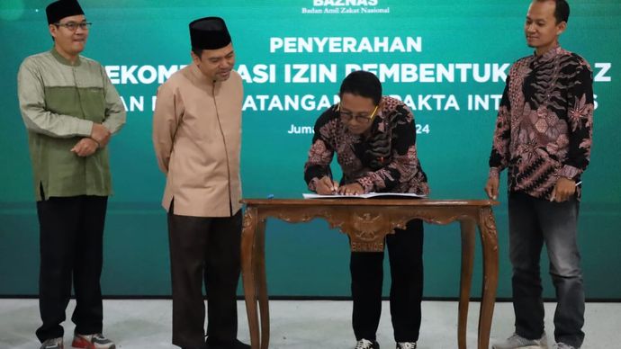 Turut hadir Pimpinan BAZNAS RI Bidang Koordinasi Nasional KH. Achmad Sudrajat MA, Ketua Yayasan Lumbung Zakat LZI Yulkarnain Harahab, SH. <b>(Dokumentasi Baznas)</b>