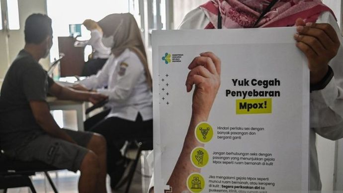 Petugas kesehatan menyosialisasikan penyakit cacar monyet kepada masyarakat di Puskesmas Kedaung, Tangerang Selatan, Banten. <b>(Dok.Antara)</b>