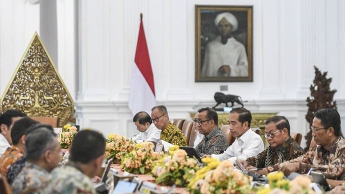 Presiden Joko Widodo (ketiga kanan) memimpin rapat terbatas yang membahas penanganan Mpox dan persiapan penyelenggaraan Indonesia-Africa Forum (IAF) di Istana Merdeka, Jakarta, Selasa (27/8/2024). <b>(Dok.Antara)</b>