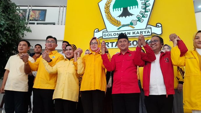 Airin-Ade di Golkar <b>(NTVnews / Adiansyah)</b>