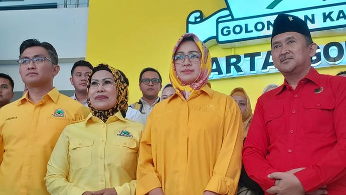 Airin dan Ade di Golkar <b>(NTVNews/ Adiansyah)</b>