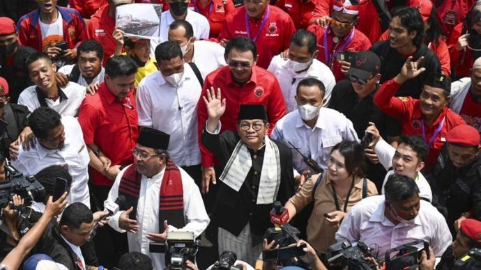 Bakal Pasangan Calon Gubernur dan Wakil Gubernur DKI Jakarta Pramono Anung (tengah) dan Rano Karno (kiri depan) menyapa warga dan pendukung saat berjalan menuju Kantor KPU Provinsi DKI Jakarta, Rabu (28/8/2024).