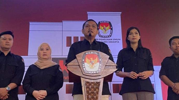 Ketua KPU Jakarta Wahyu Dinata (tengah) dalam konferensi pers pendaftaran Pilkada, Jakarta, Rabu (28/8/2024).