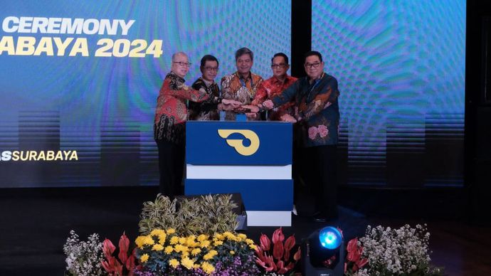 Pembukaan GIIAS Surabaya 2024 dilakukan Plt. Direktur Jenderal Industri Logam, Mesin, Alat Transportasi dan Elektronika (ILMATE) Kementerian Perindustrian (Kemenperin) RI, Putu Juli Ardika, didampingi Penjabat (Pj) Gubernur Jawa Timur, Adhy Karyono, Direktur Sarana Transportasi Jalan, Kementerian Perhubungan RI, Danto Restyawan, Ketua Gaikindo, Yohannes Nangoi serta Ketua Penyelenggara Pameran, Rizwan Alamsjah, di Grand City, Surabaya, Jawa Timur, Rabu (28/8/2024). (Foto: Amara Tujuh Perjuangan)