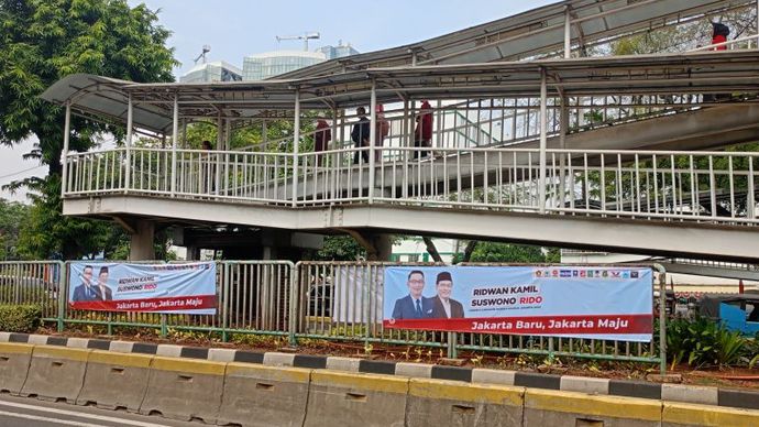 Spanduk pasangan bakal Calon Gubernur dan Calon Wakil Gubernur (Bacagub-Bacawagub) DKI Jakarta Ridwan Kamil-Suswono di depan Kantor KPU DKI Jakarta, Jalan Salemba Raya, Jakarta Pusat, Rabu (28/8/2024).