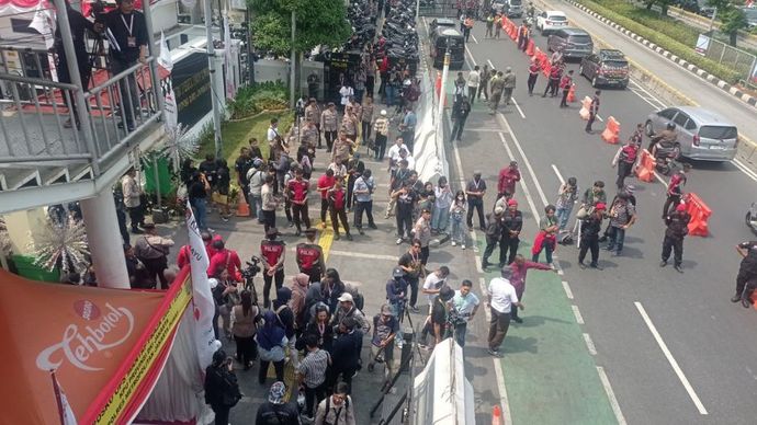 Suasana Depan KPU jelang pendaftaran calon Gubernur.