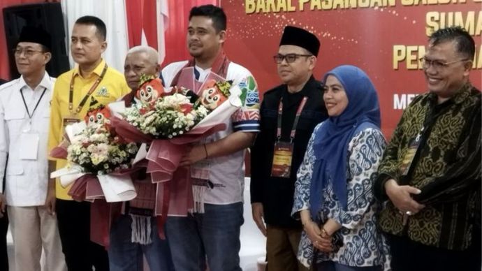 Anggota KPU RI Betty Epsilon berfoto bersama pasangan bakal calon gubernur dan wakil gubernur Sumatera Utara, Bobby Nasution dan Surya, di Kantor KPU Sumatera Utara, Medan, Sumatera Utara, Rabu (28/8/2024).