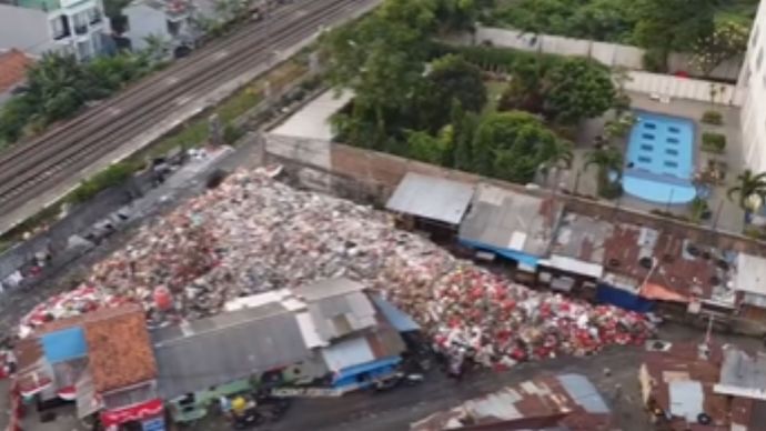 Sampah menggunung di Depok