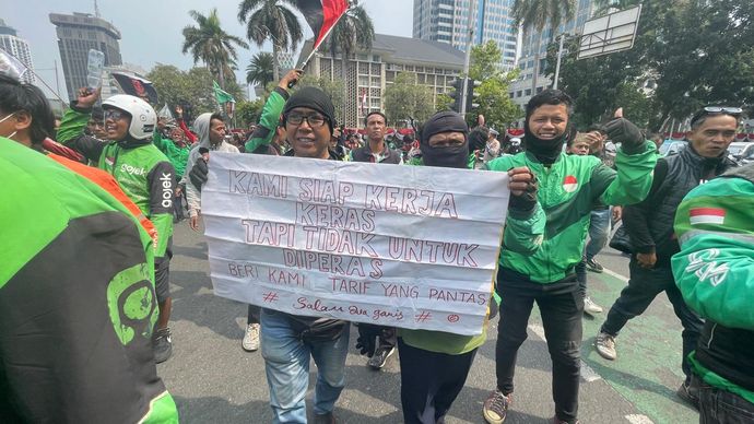 Massa pengemudi ojek online dan kurir Jabodetabek mulai memadati area Patung Kuda (Ntvnews.id-Muslimin Trisyuliono).