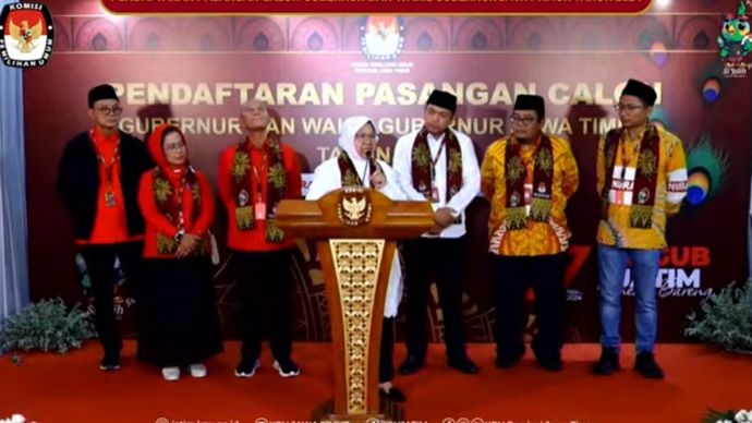 Cagub Jatim Tri Rismaharini saat memberikan pernyataan pada konferensi pers usai pendaftaran. (YouTube) 