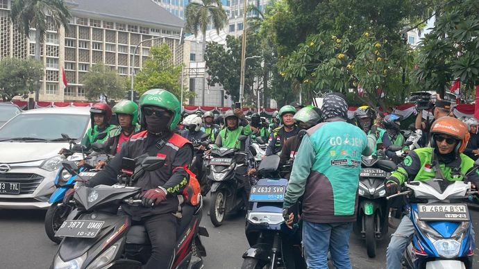 pengemudi ojek online mulai memadati area Patung Kuda Jalan Merdeka Barat, Jakarta Pusat (Ntvnews.id-Muslimin Trisyuliono).