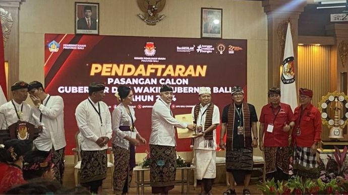 KPU Bali saat menerima pendaftaran bakal pasangan calon gubernur dan wakil gubernur Wayan Koster-Giri Prasta di Denpasar, Kamis (29/8/2024).