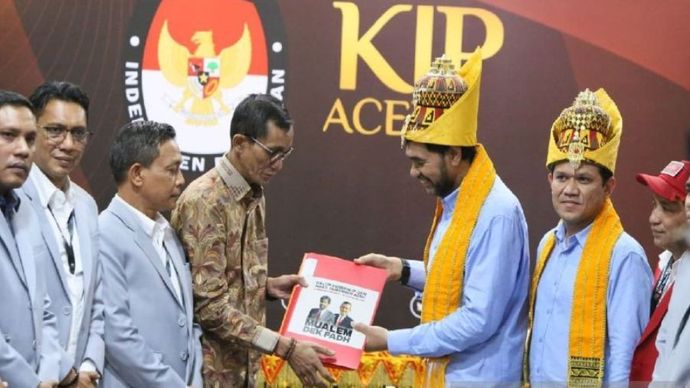 Calon Gubernur Aceh Muzakir Manaf alias Mualem saat menyerahkan berkas pendaftaran kepada Ketua KIP Aceh, Saiful, di kantor KIP Aceh, Banda Aceh, Kamis (29/8/2024).