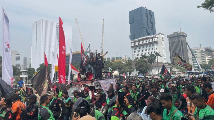 Massa pengemudi ojek online dan kurir Jabodetabek mulai memadati area Patung Kuda (Ntvnews.id-Muslimin Trisyuliono).