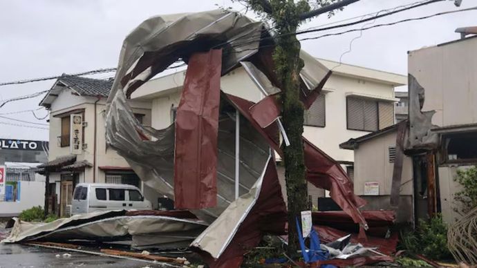 angin kencang Topan Shanshan tersangkut di kabel listrik di Miyazaki, Jepang bagian barat