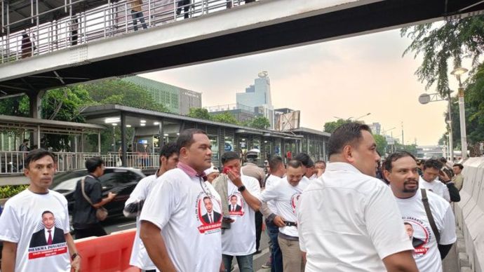 Pendukung pasangan bakal calon Gubernur dan bakal calon Wakil Gubernur (Bacagub-Bacawagub) DKI Jakarta dari jalur independen Dharma Pongrekun-Kun Wardana di depan Gedung KPU DKI Jakarta, Jakarta Pusat, Kamis (29/8/2024).