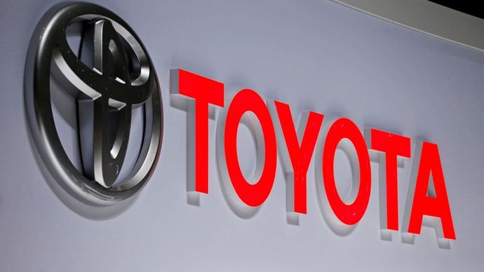 Logo Toyota ditampilkan di Geneva International Motor Show ke-89 di Jenewa, Swiss, 5 Maret 2019. (Foto: Pierre Albouy/Reuters)