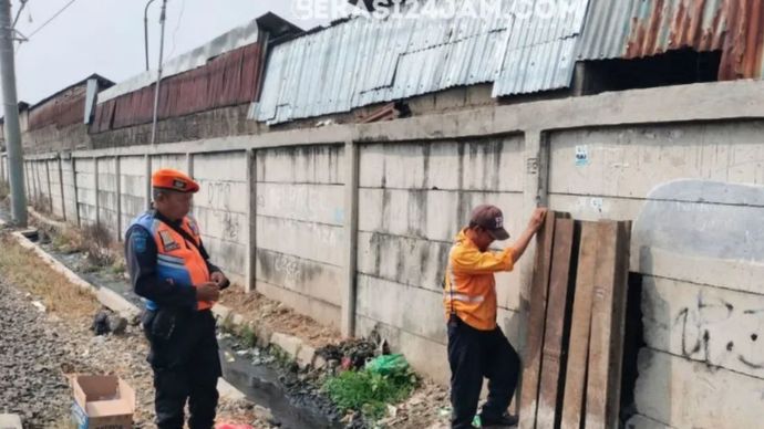 Tembok pembatas lintasan kereta api