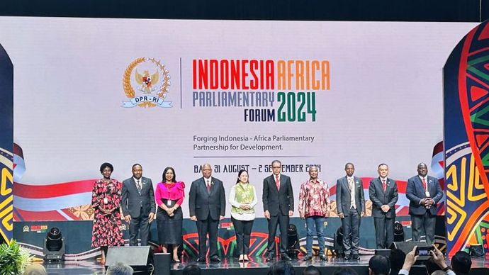 Ketua DRP RI Puan Maharani (kelima dari kiri) bersama delegasi dari Afrika pada sesi pembukaan Indonesia-Africa Parliamentary Forum (IAPF) 2024 di kawasan Nusa Dua, Bali, Minggu (1/9/2024). 