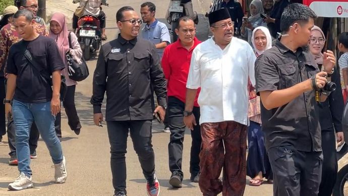 Rano Karno saat menyapa warga. 