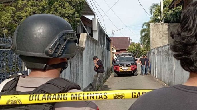 Polisi berjaga-jaga di lorong masuk rumah Bacagub Aceh Buztami yang dilempari bom di Banda Aceh, Senin (2/9/2024). <b>(Dok.Antara)</b>