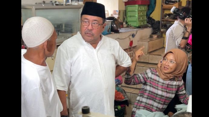 Calon wakil gubernur Jakarta Rano Karno saat berbincang dengan warga. 