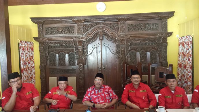 Bakal calon wakil gubernur Jakarta Rano Karno menerima kunjungan organisasi kemasyarakatan (Ormas) Betawi dari Kembang Latar di Warung Garasi Si Doel, Karang Asri, Lebak Bulus, Jakarta Selatan, Rabu (4/9/2024).  <b>(Dok.Istimewa)</b>