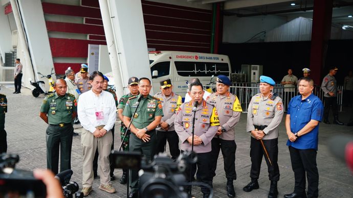 Kapolri Jenderal Listyo Sigit Prabowo bersama Panglima TNI Jenderal Agus Subiyanto saat mengecek persiapan pengamanan misa akbar Paus Fransiskus di GBK. 