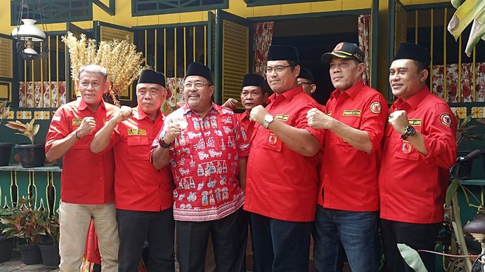 Bakal calon wakil gubernur Jakarta Rano Karno menerima kunjungan organisasi kemasyarakatan (Ormas) Betawi dari Kembang Latar di Warung Garasi Si Doel, Karang Asri, Lebak Bulus, Jakarta Selatan, Rabu (4/9/2024).