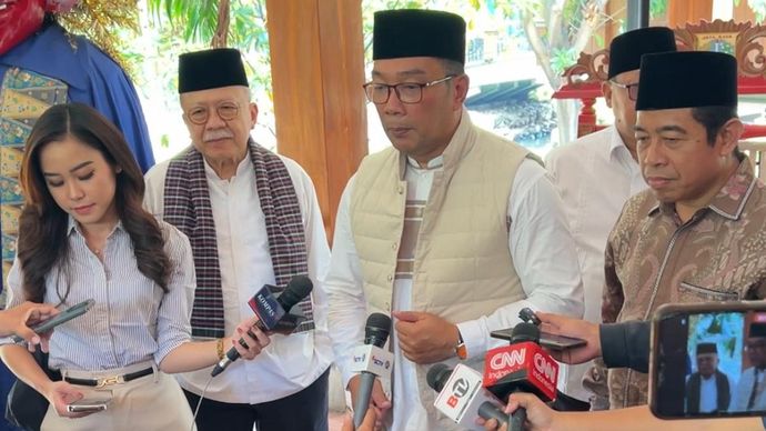 Bakal calon gubernur Jakarta Ridwan Kamil menemui mantan Gubernur DKI Jakarta Fauzi Bowo atau Foke. 