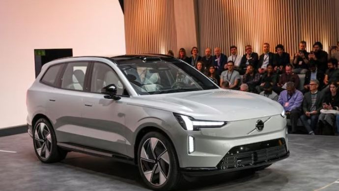 Volvo EX90, SUV listrik baru perusahaan, diluncurkan dalam acara peluncuran di Stockholm, Swedia, 9 November 2022. (Foto: Dok/Anders Wiklund/TT News Agency/Reuters) 