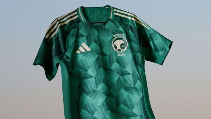 Jersey terbaru Tim Nasional Arab Saudi pada Kualifikasi Piala Dunia 2026 Zona Asia.