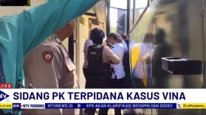 Enam terpidana kasus Vina turun dari bus untuk menghadiri sidang PK yang mereka ajukan di Pengadilan Negeri Cirebon, Jawa Barat/tangkapan layar NTV