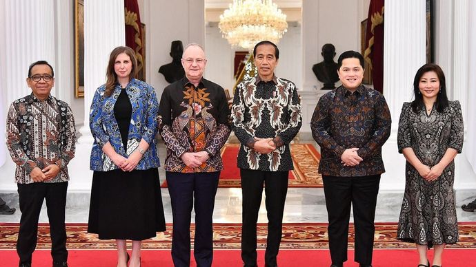 Menteri BUMN Erick Thohir dampingi Presiden Joko Widodo (Jokowi) dalam pertemuan dengan Chairman Vale Base Metal Global, Mark Cutifani