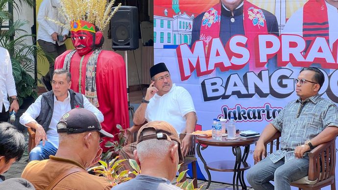 Wakil Sekretaris Tim Pemenangan Pramono-Rano, Beno Muhamad Ibnu (kanan). 